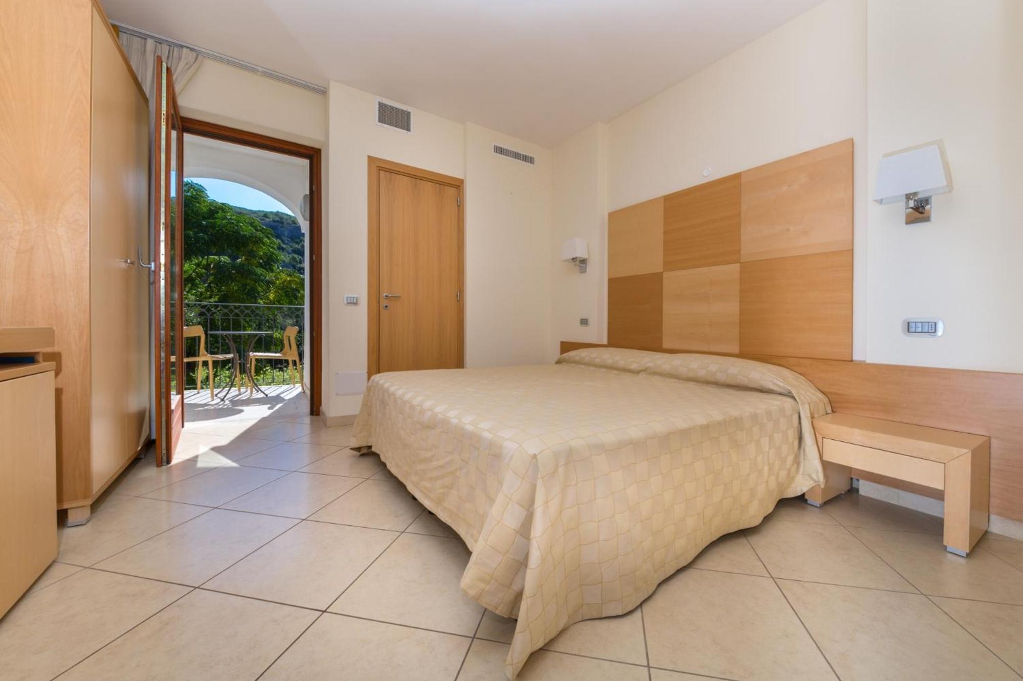 Valtur Baia Del Gusmay Beach Resort Peschici Room photo