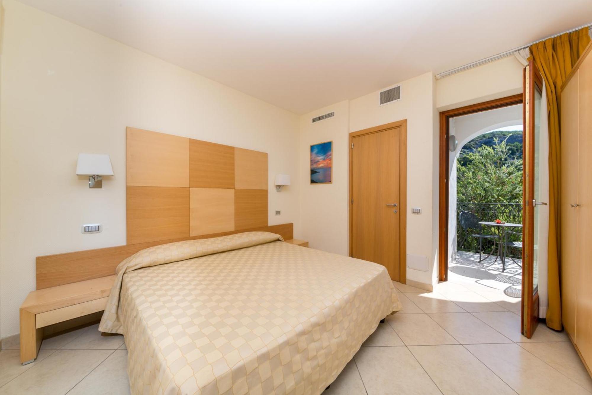 Valtur Baia Del Gusmay Beach Resort Peschici Room photo